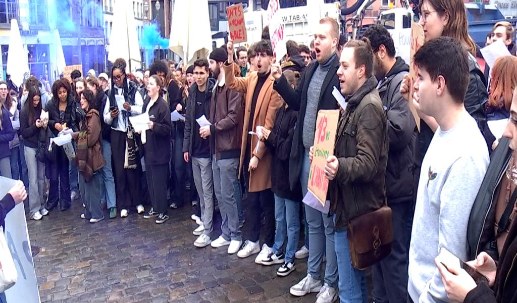 Mons : Les étudiants manifestent contre la réforme du décret paysage