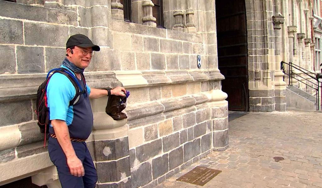 Jean-Luc Crucke  arrive à Mons après une randonnée de 400 km à travers le Hainaut