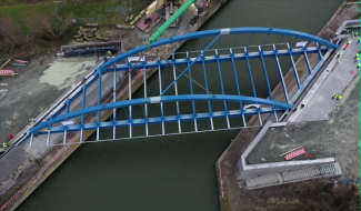 Hautrage - La structure métallique du nouveau pont du Goulet est posée