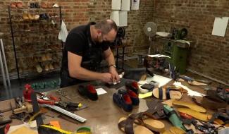 Mons - Un cordonnier fabrique des chaussures sur-mesure
