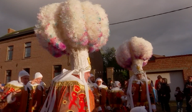 Les gilles et la magie étaient au rendez-vous pour le carnaval de Mesvin ce dimanche 11 février