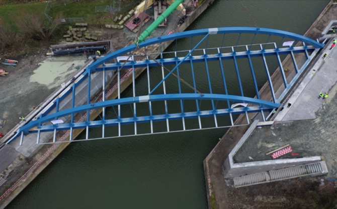 Hautrage - La structure métallique du nouveau pont du Goulet est posée