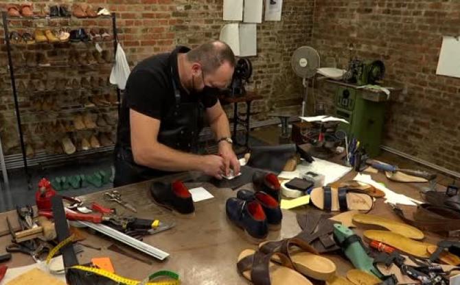 Mons - Un cordonnier fabrique des chaussures sur-mesure