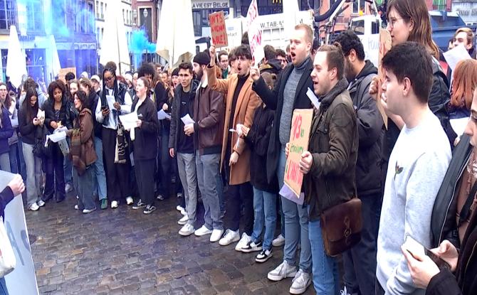 Mons : Les étudiants manifestent contre la réforme du décret paysage