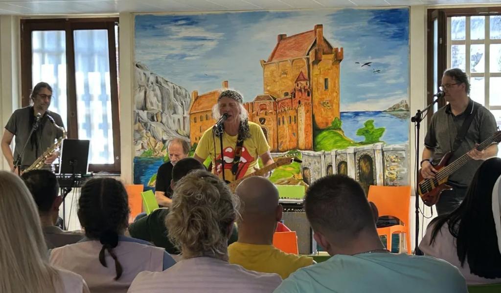 Derrière les murs de la prison de Mons :  l'esprit libre du rock'n'roll