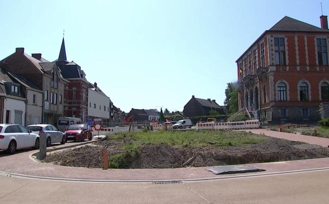 Les travaux du centre d’Hornu avancent, l’accès via les 4 pavés a été rouvert