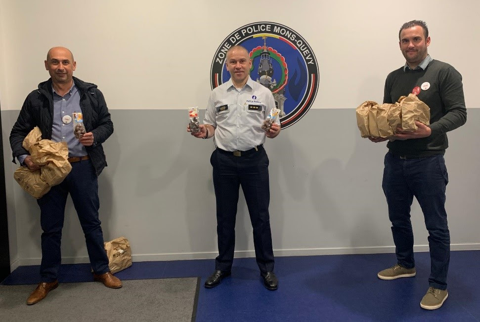 Mons : Le Delhaize offre des oeufs de Pâques à la police et aux hôpitaux !