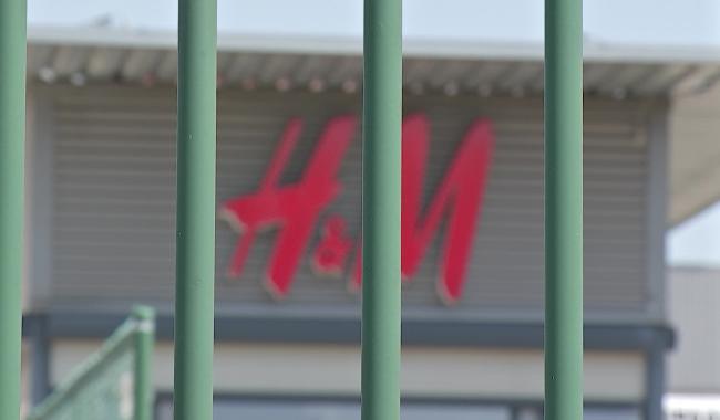 Négociations au point mort, les travailleurs bloquent le site d'H&M à Ghlin