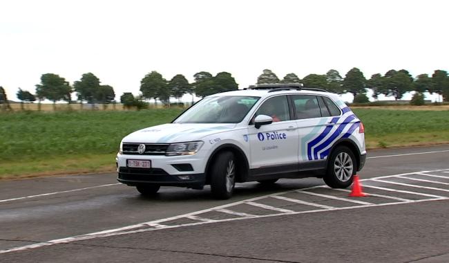 Police : plongée dans la formation pratique pour la conduite d'un véhicule prioritaire