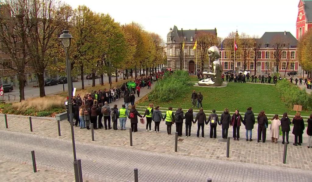 Mons : une chaîne humaine pour défendre l’enseignement