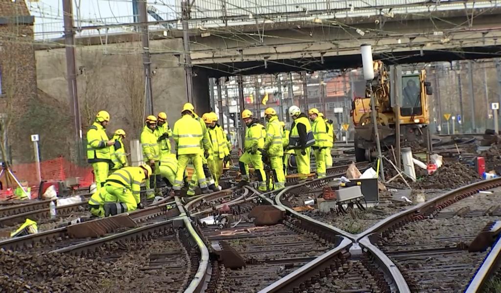 Déraillement d'un train à Mons : les travaux sont en cours, des perturbations prévues jusque samedi