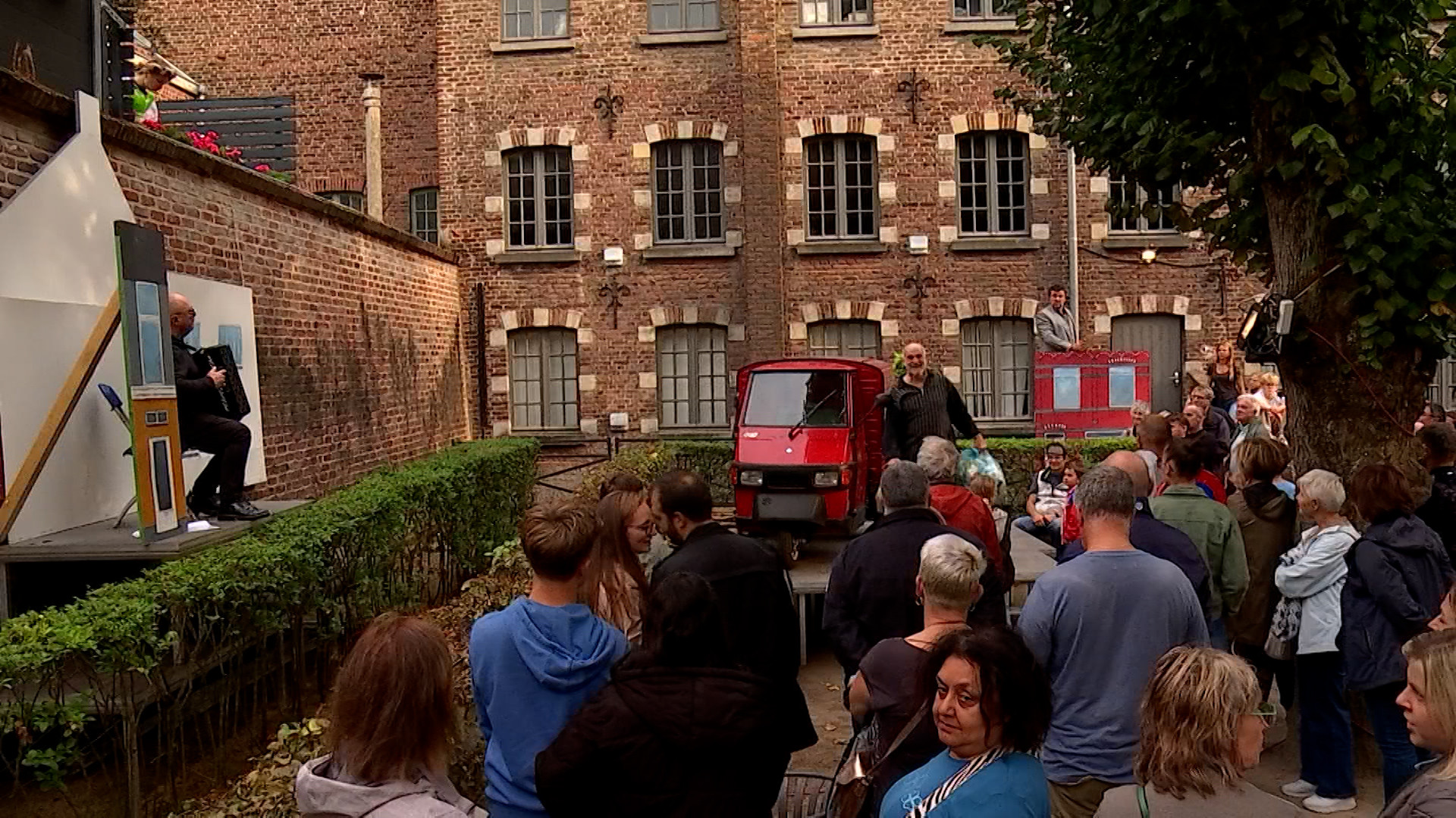 Fêtes de Wallonie : Les 50 ans de Mons passé présent, l'incontournable théâtre de rue