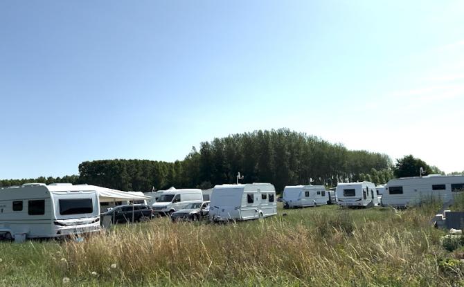 Hensies - Des gens du voyage installés illégalement dans un champ privé