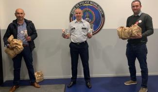 Mons : Le Delhaize offre des oeufs de Pâques à la police et aux hôpitaux !