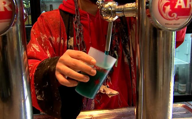 Urine de bleu : quand les cercles montois et la brasserie du Borinage collaborent