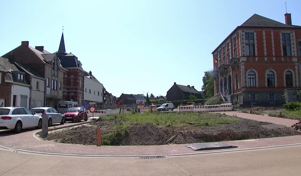 Les travaux du centre d’Hornu avancent, l’accès via les 4 pavés a été rouvert