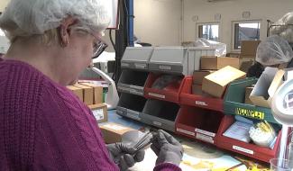 Ateliers de Tertre : rigueur et concentration dans le contrôle des pièces médicales