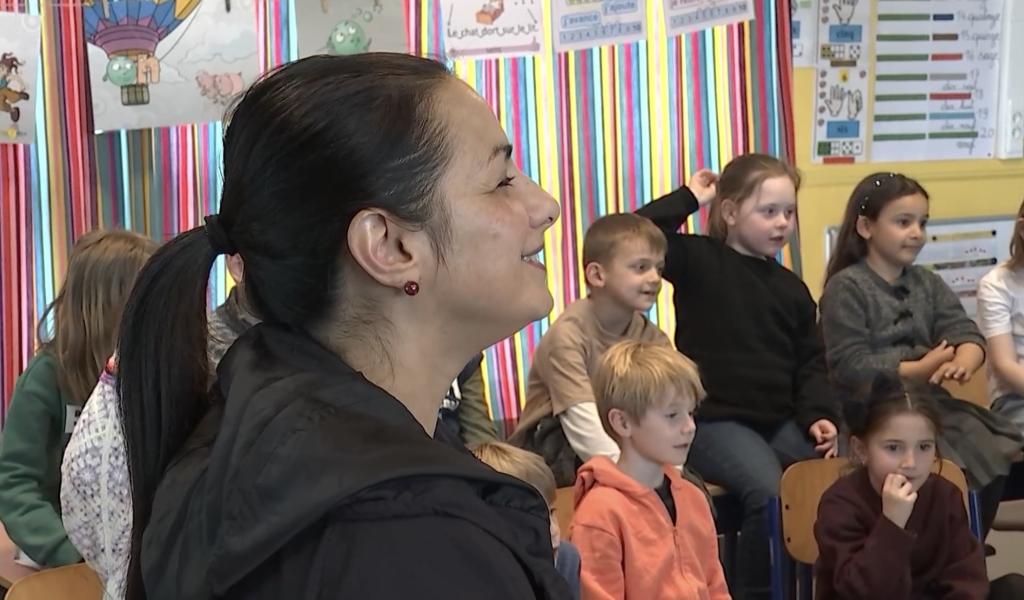 Malika Benjelloun présente son métier de chorégraphe dans une école