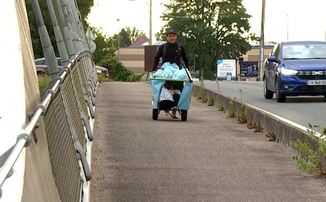 Hugo marche 500 km à travers la Belgique pour ramasser des déchets