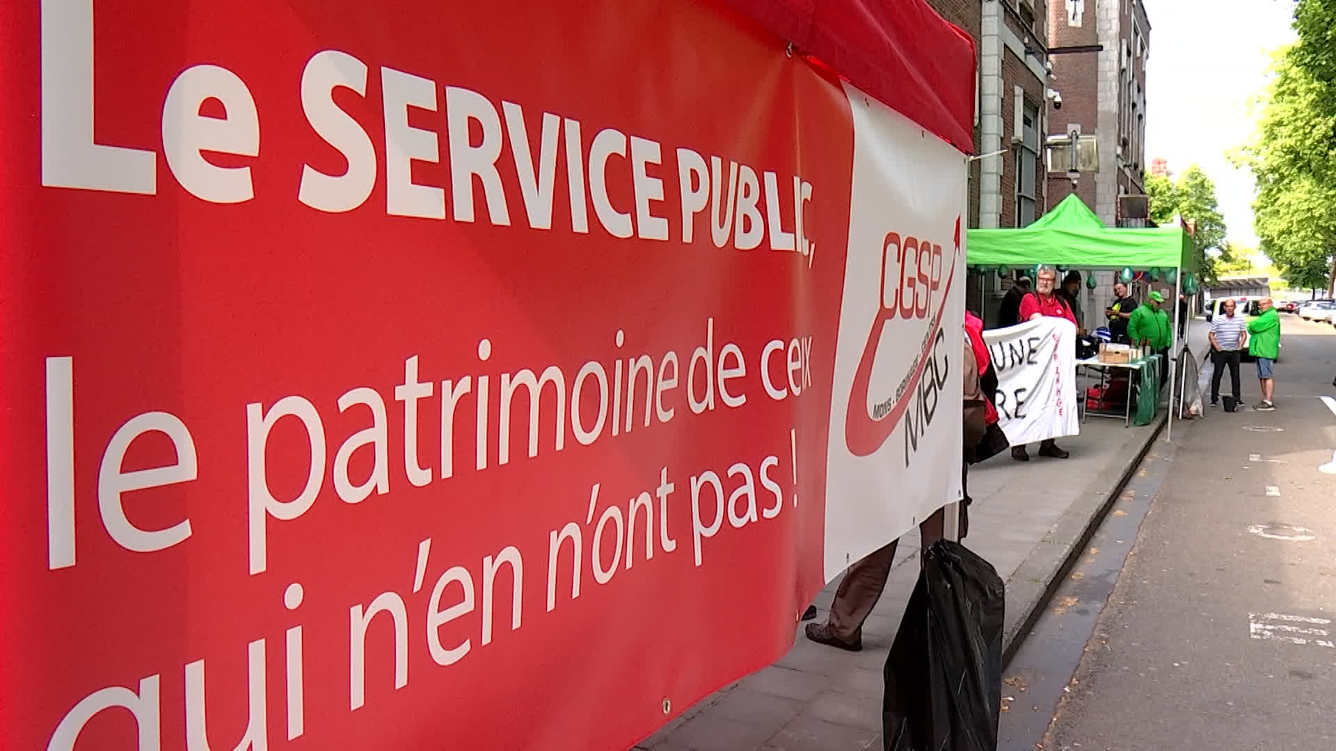 Grève des services publics : CGSP et CSC réunies devant la prison de Mons