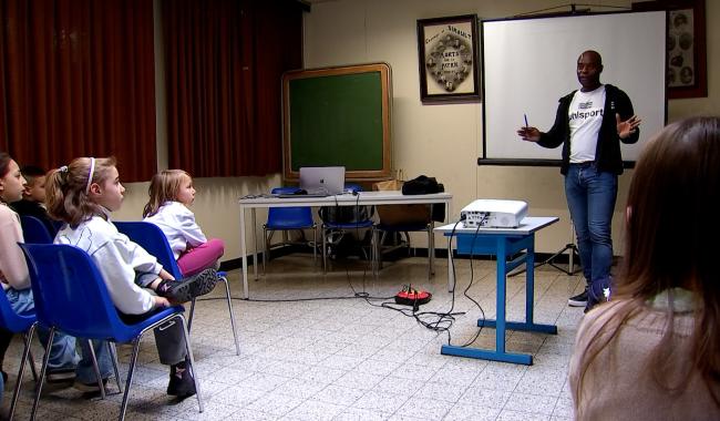 Mbo Mpenza en visite à Sirault pour sensibiliser à la discrimination