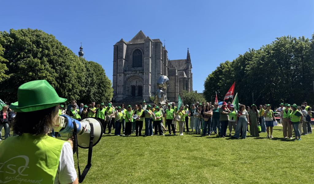 "Craies en colères": les enseignants continuent de manifester contre le décret-programme