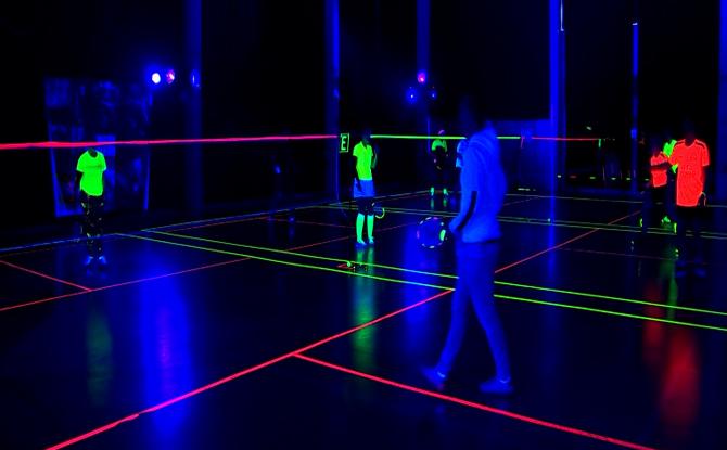 Grand succès pour le Bad in black de Quiévrain : le tournoi de Badminton dans le noir