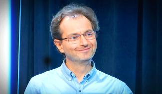 Face à Vous - Francesco Lo Bue : Les pieds à Mons, la tête dans les étoiles