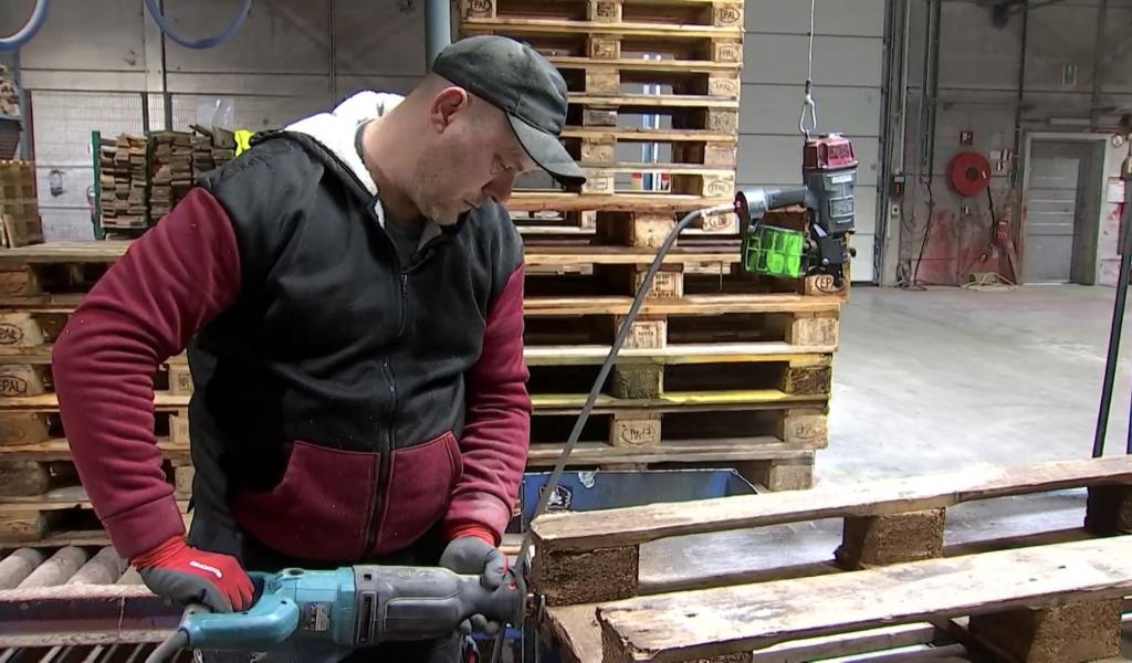 Ateliers de Tertre : des palettes réparées dans un cadre de travail adapté