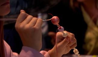 Dans la bibliothèque de Jemappes, les élèves fabriquent leurs baguettes magiques