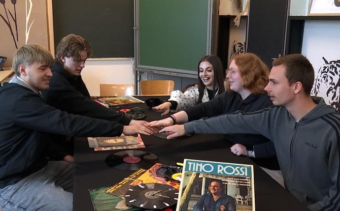 "L'Atelier 33 Tours" : des vinyles recyclés en objet décoratif et géré par des étudiants de l'ICES à Quaregnon