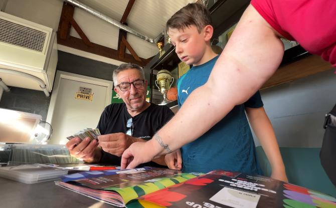 Un super-collectionneur de cartes Panini propose des échanges à la bourse du RLC Mesvin