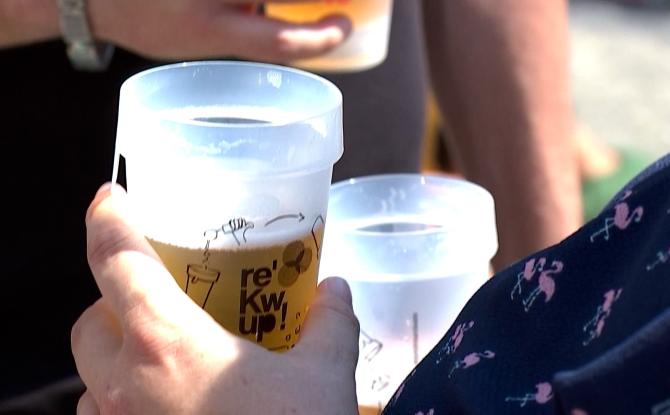 Ducasse : gestion des gobelets pas évidente pour les cafetiers