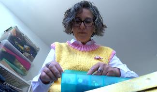 "Amener du fun dans le couple" : anciennement sage-femme, Virginie confectionne des caleçons en upcycling