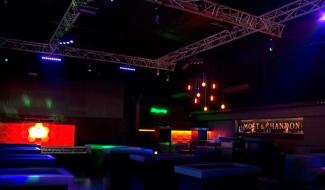 Le monde de la nuit sort de l'ombre