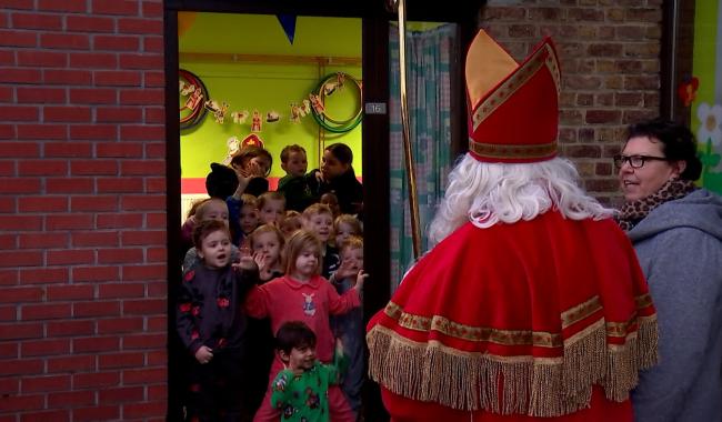 Les élèves de l'école du Trou au Sable réveillés par Saint-Nicolas  en personne à Quaregnon