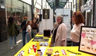Mons - Des goodies aux couleurs de la Procession aux Grands Près