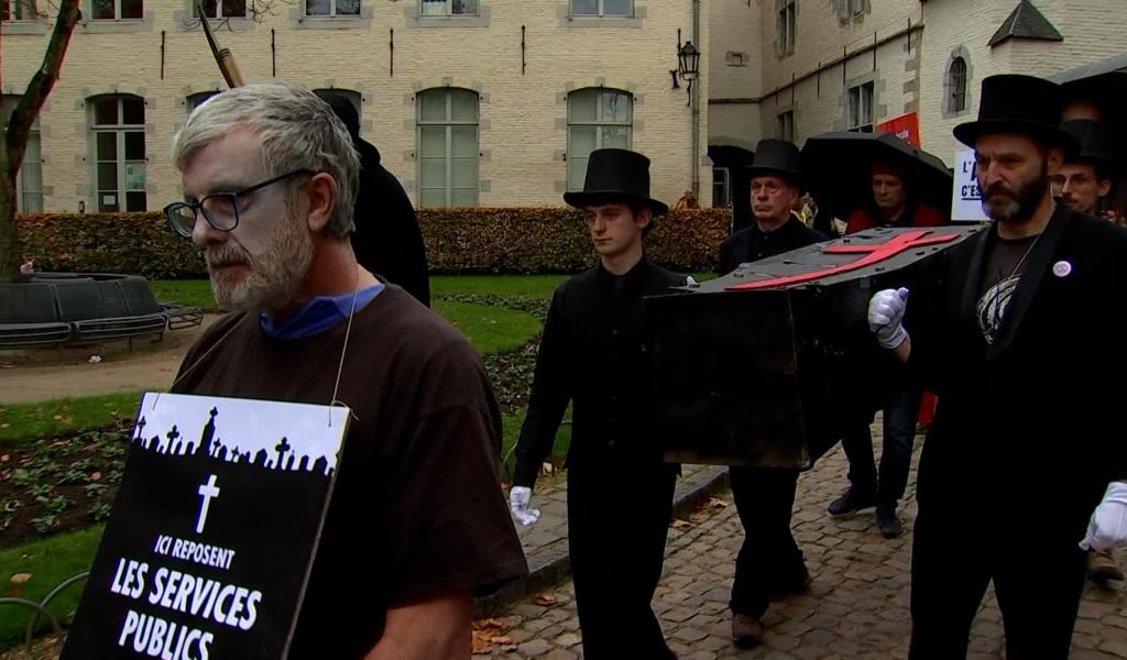Cortège funéraire à Mons : Commune-Colère manifeste contre les mesures du gouvernement Arizona