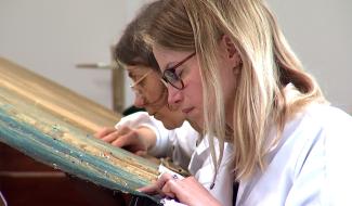 Mons : Les tapisseries de l'hôtel de ville en pleine conservation à Tournai