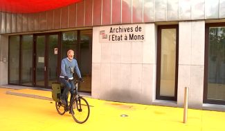 Nicolas de Potter parcourt à vélo les dépôts d'archives pour retracer la généalogie de sa famille