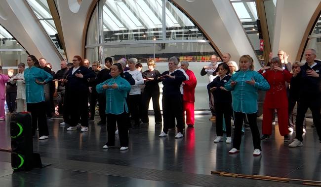 1ère journée internationale du Tai Chi Chuan : une parenthèse de calme en gare de Mons