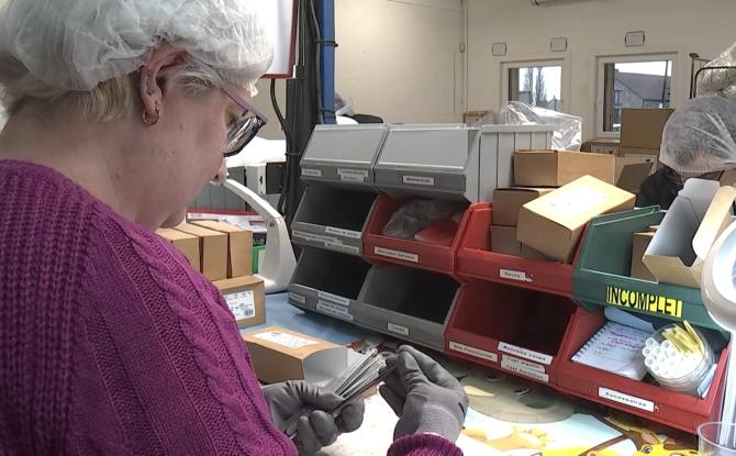 Ateliers de Tertre : rigueur et concentration dans le contrôle des pièces médicales