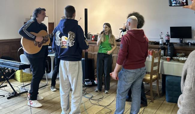 Saule et des étudiants de l’UCLouvain à Mons pour écrire des chansons !