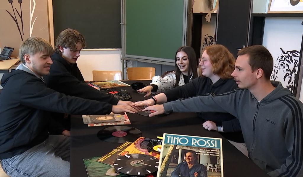 "L'Atelier 33 Tours" : des vinyles recyclés en objet décoratif et géré par des étudiants de l'ICES à Quaregnon