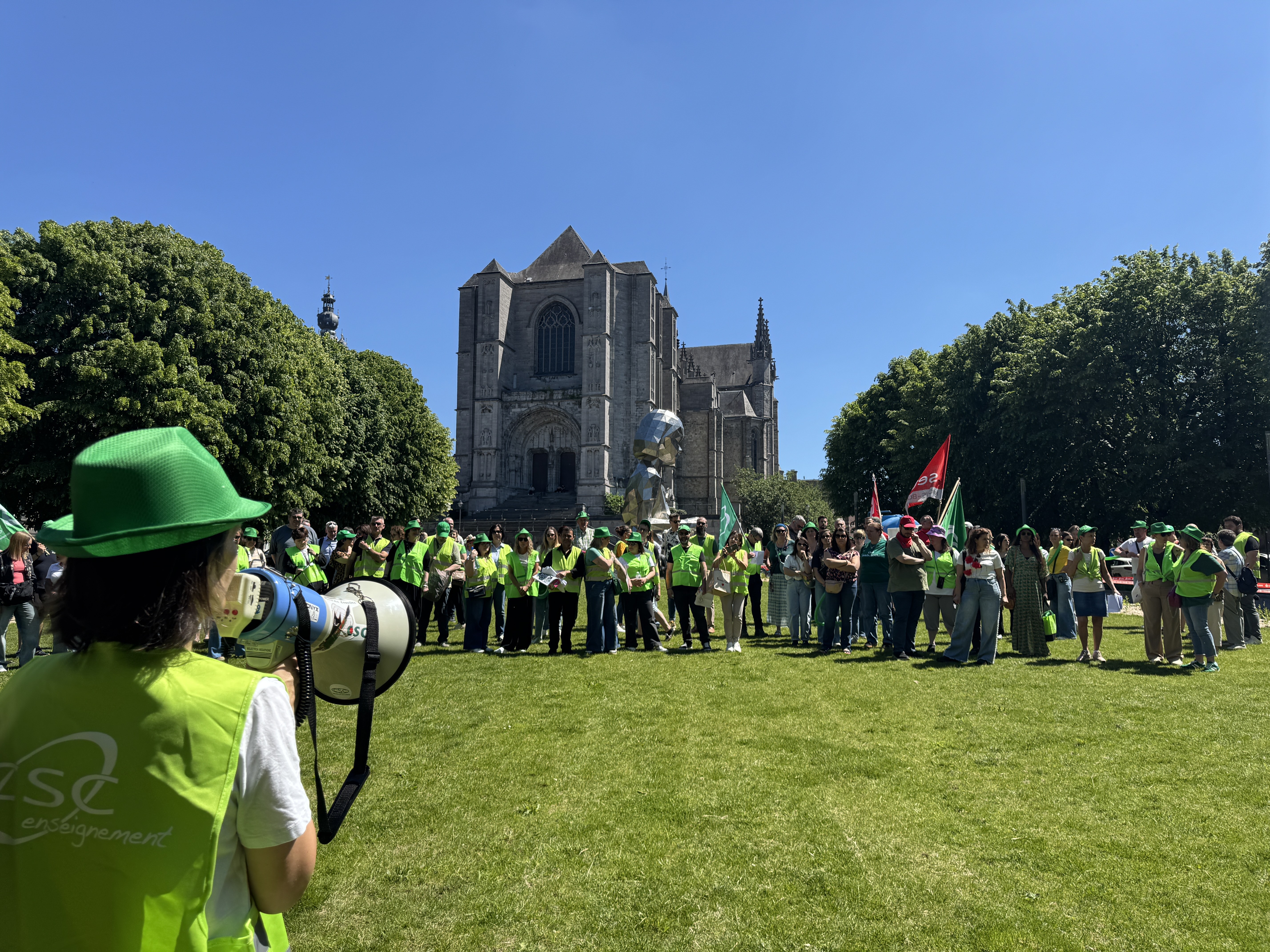 "Craies en colères": les enseignants continuent de manifester contre le décret-programme