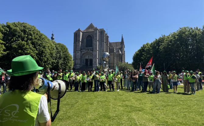 "Craies en colères": les enseignants continuent de manifester contre le décret-programme