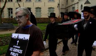 Cortège funéraire à Mons : Commune-Colère manifeste contre les mesures du gouvernement Arizona