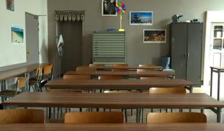 Examens supprimés, réalités différentes - Exemples à Mons et à Dour