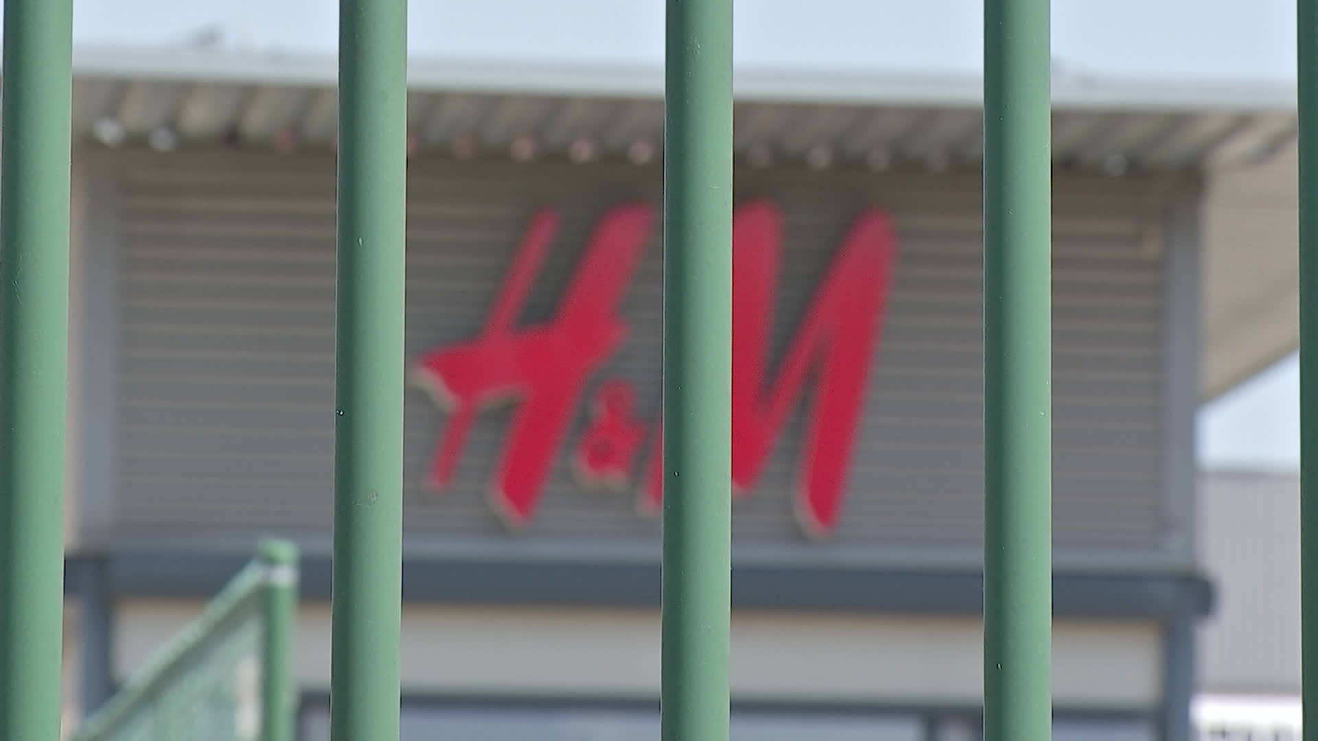 Négociations au point mort, les travailleurs bloquent le site d'H&M à Ghlin