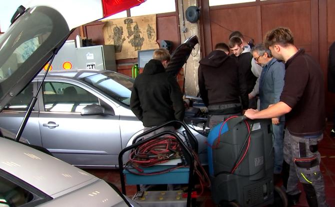 Hornu : Une voiture électrique pour maintenir la formation : le LPHC s’adapte à la réforme de la 7e TQ